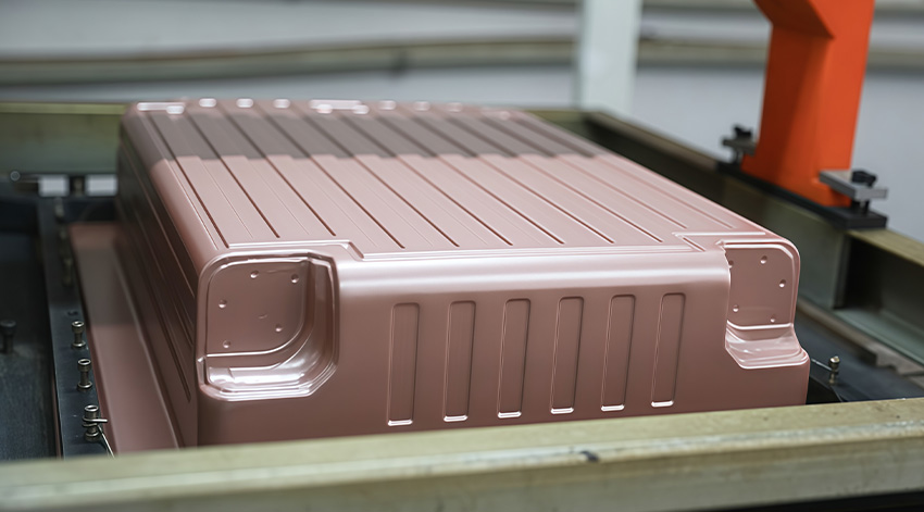 Hot press moulding of a seamless hard-shell suitcase body