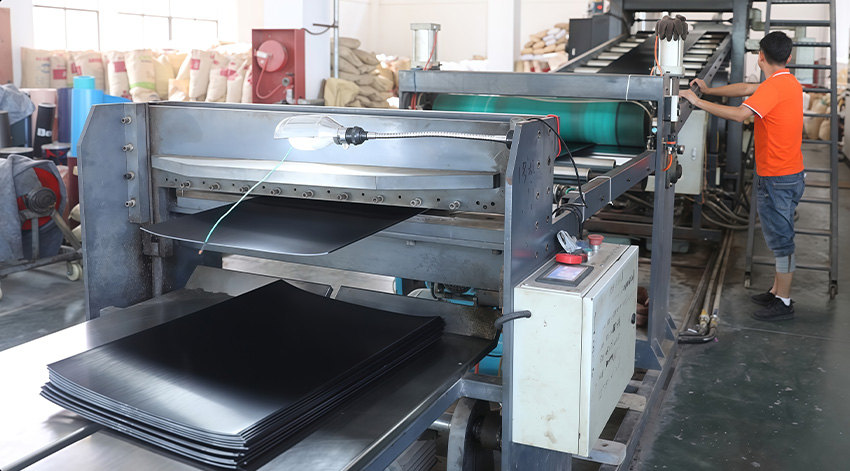 Vacuum thermoforming line producing PC luggage shells